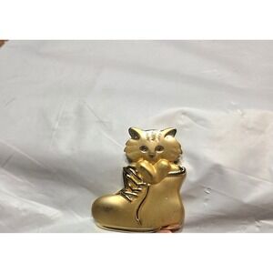 Vtg AJC Gold Tone Cat in Boot Pin Brooch Whimsical Cute Animal Jewelry Gift‎